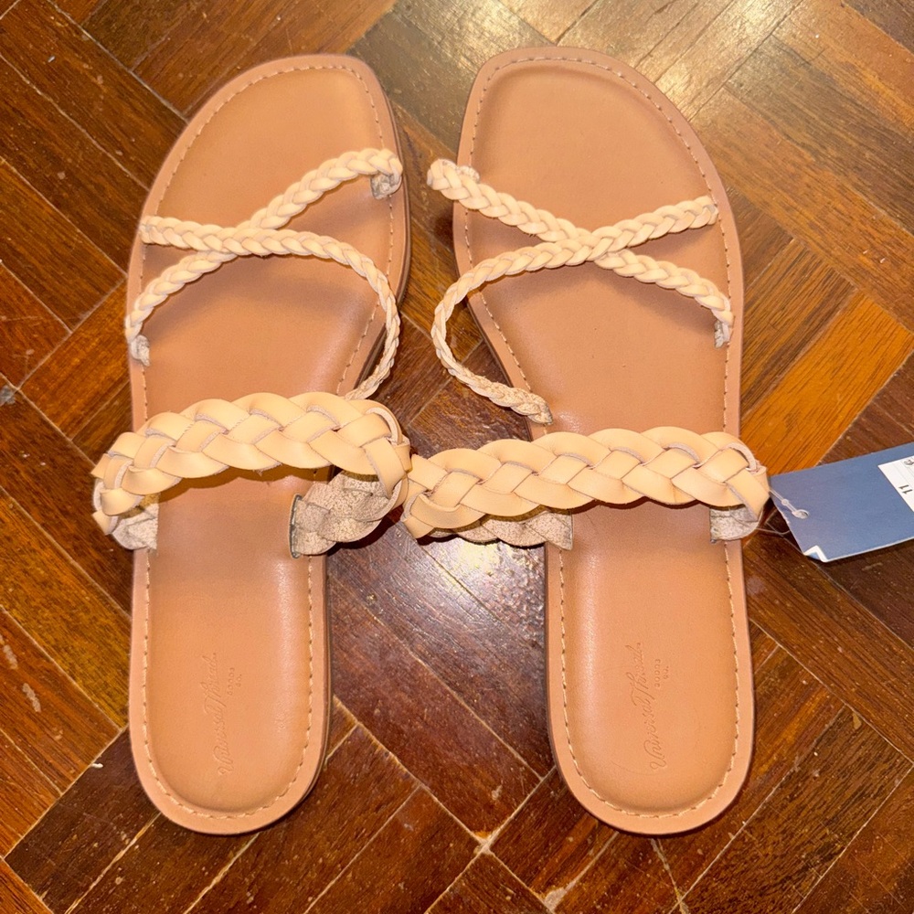 Universal Thread Sandals